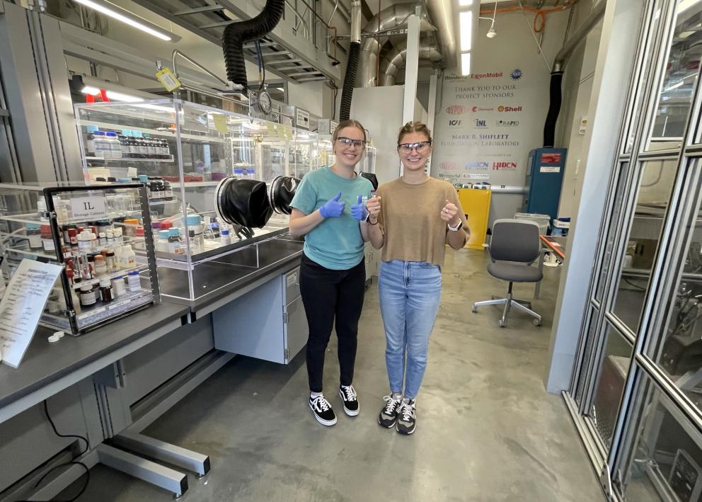 REU students Dorothy and Elizabeth pose for a picture in the Shiflett Lab