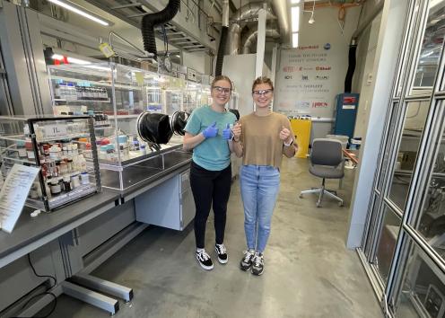REU students Dorothy and Elizabeth pose for a picture in the Shiflett Lab